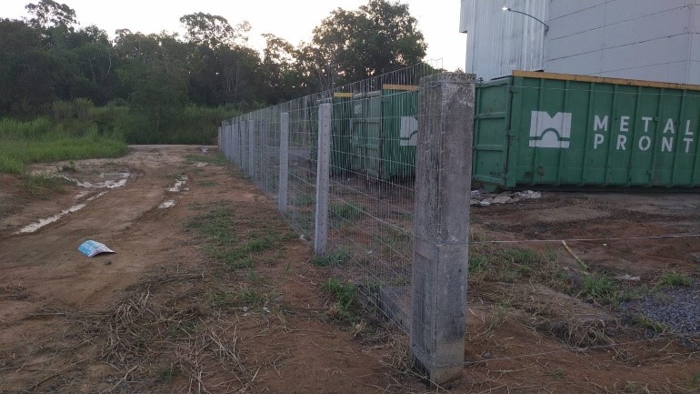 OBRA CIVIL E METÁLICA (CERCAMENTO, PISO INTERTRAVADO, CONSTRUÇÃO DE GALPÃO E TELHADO)