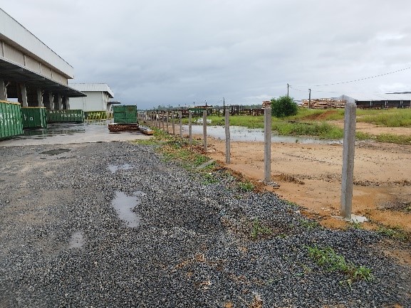 OBRA CIVIL E METÁLICA (CERCAMENTO, PISO INTERTRAVADO, CONSTRUÇÃO DE GALPÃO E TELHADO)