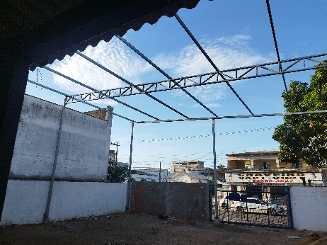 OBRA CIVIL E METÁLICA (CERCAMENTO, PISO INTERTRAVADO, CONSTRUÇÃO DE GALPÃO E TELHADO)